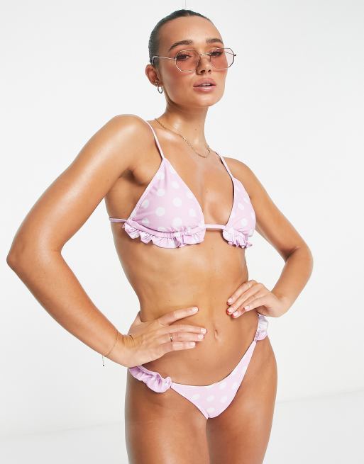 Top de bikini morado triangular con estampado de lunares y volantes de River Island