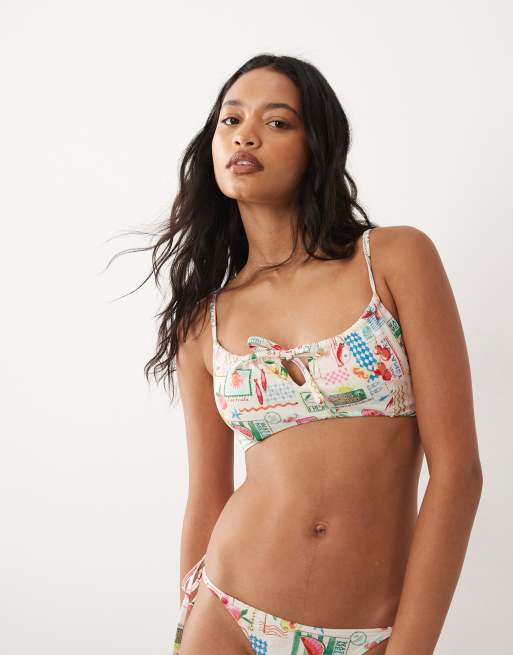 Top de bikini multicolor fruncido con estampado de postales de Accessorize