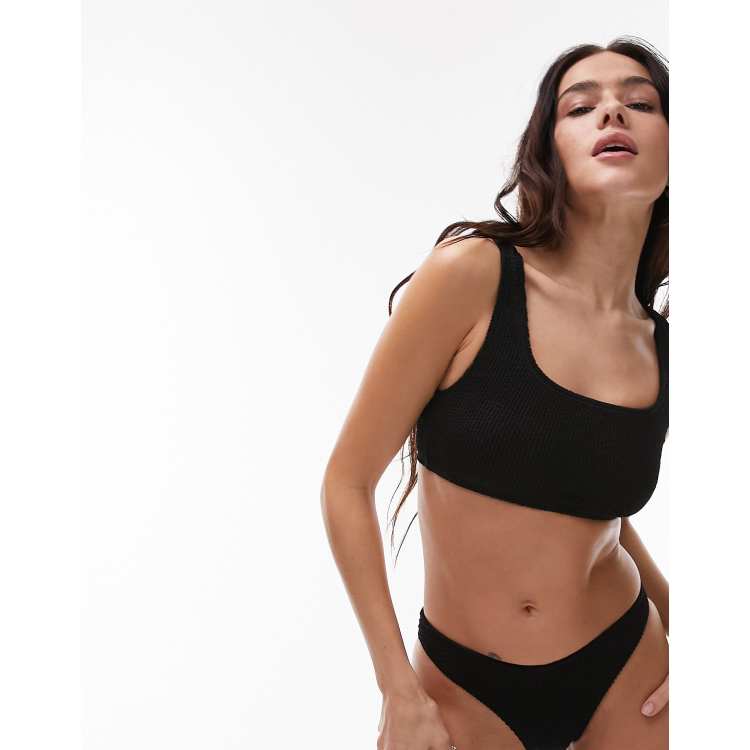 Top de bikini negro tipo camiseta de tirantes con acabado rugoso