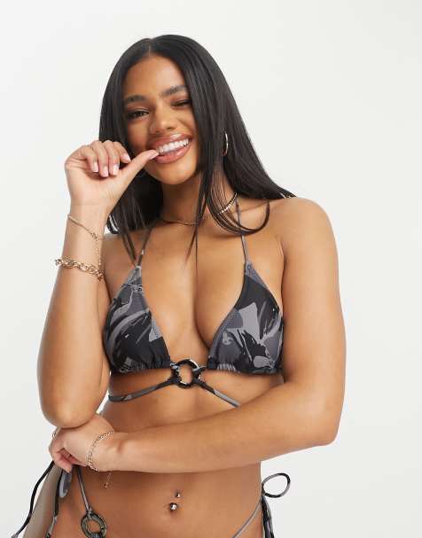 Top de bikini negro triangular con diseño envolvente y estampado abstracto de Candypants - view 1