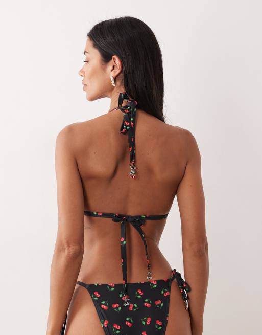 Top de bikini negro triangular con estampado de cerezas de Peek & Beau, 3 de 4