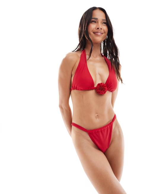 Top de bikini rojo con cuello halter y detalle de flor de Miss Selfridge, 2 de 4