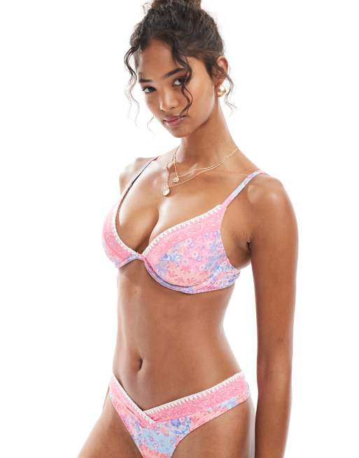 Top de bikini rosa con aros, cuello escotado y estampado de patchwork de Hollister (parte de un conjunto)
