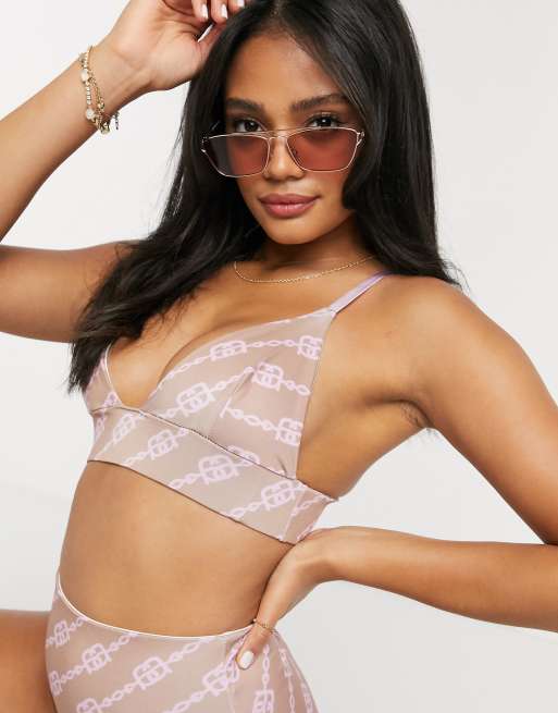 Top de biniki  con banda ancha y cuello de pico con tiras en contraste en estampado gráfico de cadena de ASOS DESIGN