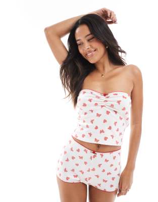 Top de estar por casa blanco fruncido en la parte delantera con estampado de mariposas y escote palabra de honor de pointelle exclusivo de The Frolic (parte de un conjunto)