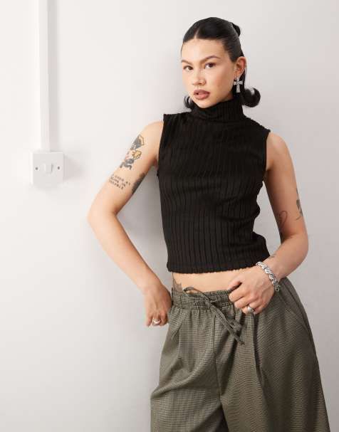 Top de estilo retro con cuello alto vuelto de punto mullido de COLLUSION - view 1