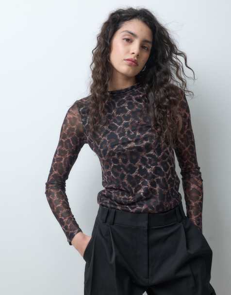 Top de malla de cuello alto y manga larga con mangas transparentes de leopardo - view 1