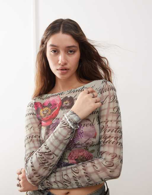 Top de manga larga con cuello barco y estampado de flores y texto de malla de Reclaimed Vintage