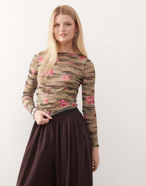 Top de manga larga con estampado de camuflaje y rosas de COLLUSION - view 1