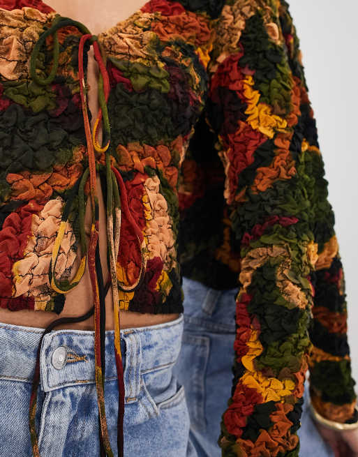 Top de manga larga con estampado de manchas y lazada delantera de tejido rugoso de ASOS EDITION, 4 de 4