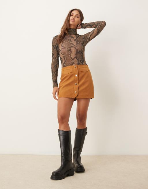 Top de manga larga con estampado de serpiente y cuello alto de tejido transparente de YAS, 2 de 4