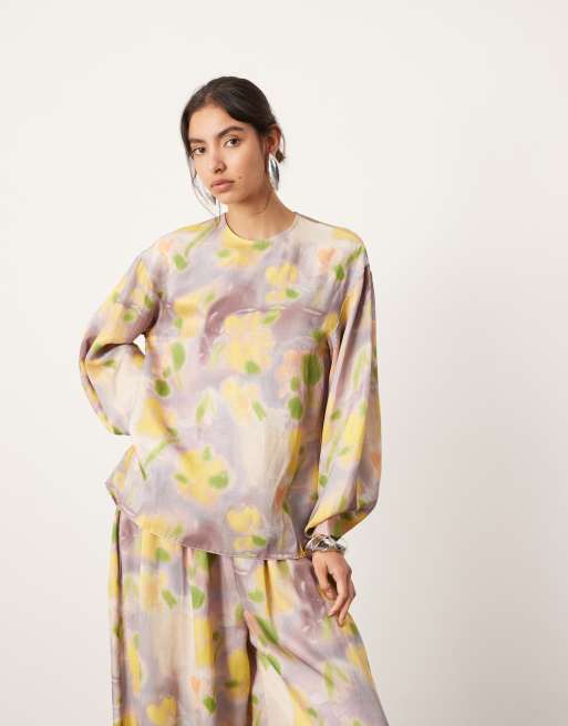 Top de manga larga con estampado floral difuminado de satén ASOS EDITION (parte de un conjunto)