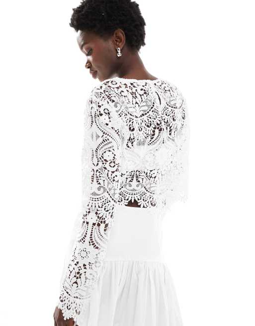 Top de novia corto blanco con capa superior de encaje y borde festoneado de TFNC, 3 de 4