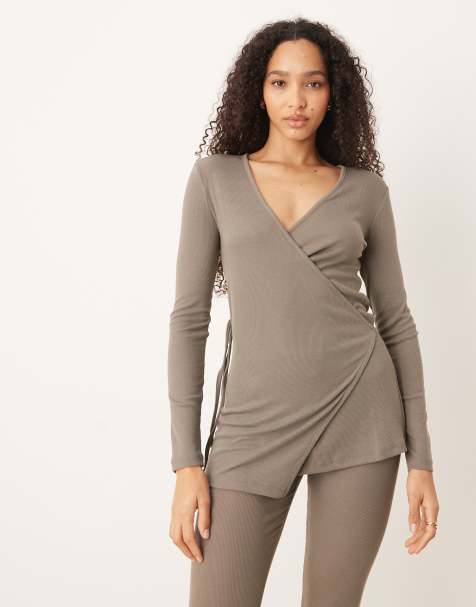 Top de pijama beis grisáceo de manga larga con diseño envolvente de canalé de Mango - view 1