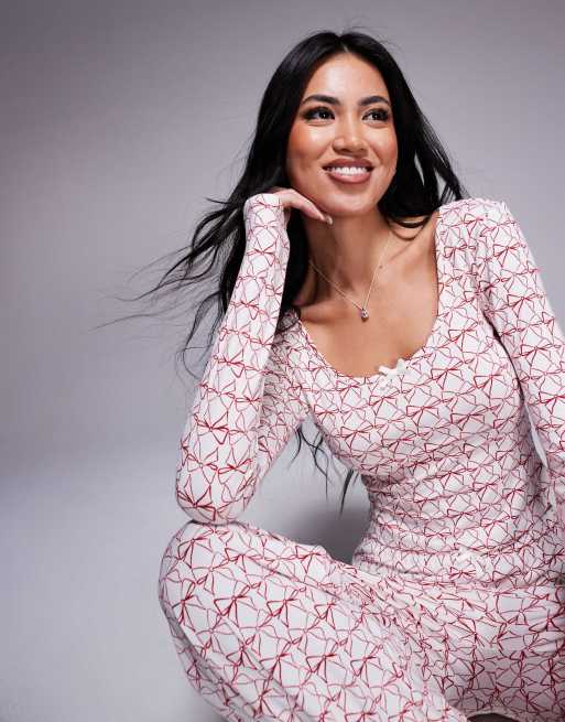Top de pijama color crema y rojo con estampado de lazos y cuello ancho exclusivo de Kaiia (parte de un conjunto)