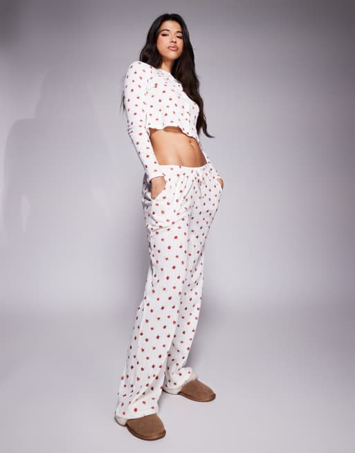 Top de pijama corto abotonado con estampado de florecitas rojas de