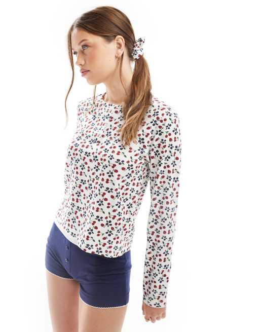 Top de pijama de manga larga con estampado de florecitas burdeos y bayas, cuello panadero y coletero abullonado a juego Mix & Match de ASOS DESIGN