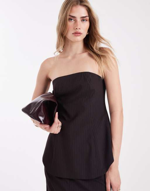 Top de sastre burdeos con raya diplomática, escote palabra de honor, sobrefalda y bajo redondeado de ASOS DESIGN (parte de un conjunto)