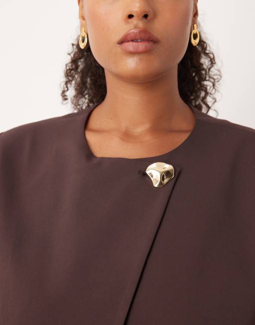Top de sastre color mora con botón dorado de ASOS DESIGN Curve (parte de un conjunto), 3 de 4