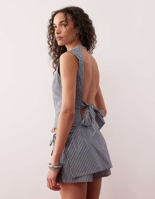Top de sastre corto gris carbón a rayas con lazada trasera Countryside de Lioness (parte de un conjunto), 3 de 4