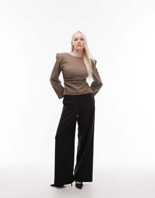 Top de sastre marrón moca con cintura ceñida y hombreras de ASOS DESIGN, 2 de 4