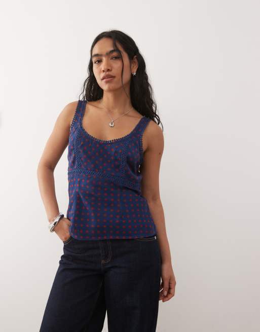 Top de tarde azul marino de tirantes con estampado de lunares rojos y ribetes de encaje de Reclaimed Vintage