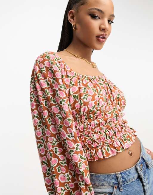 Top de tarde marrón estilo mesonera de manga larga con diseño fruncido y estampado de florecitas de Miss Selfridge