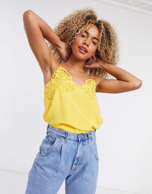 Top de tirantes amarillo girasol con detalles bordados de Other Stories