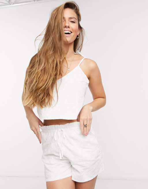 Top de tirantes con bordado inglés en blanco de Urban Bliss (parte de un conjunto)