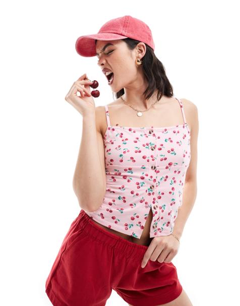 Top de tirantes con estampado de cerezas y botones efecto cuerno de ASOS DESIGN - view 1