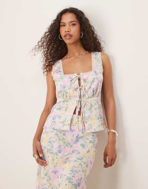 Top de tirantes con estampado floral y lazadas delanteras de satén y encaje de YAS (parte de un conjunto)