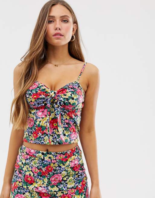 Conjunto de top de tirantes y minifalda con estampado floral vintage de Glamorous, 2 de 3