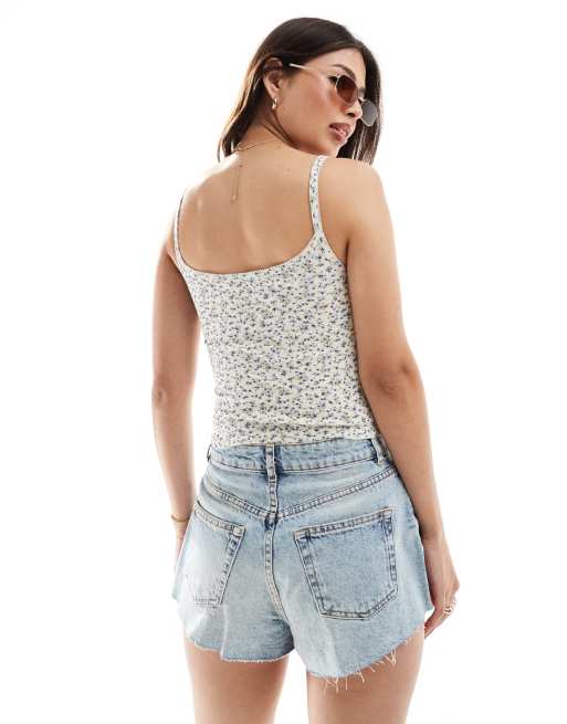 Top de tirantes de canalé con estampado de florecitas y ribete de encaje de Miss Selfridge, 2 de 4