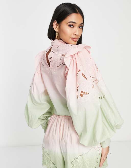 Top degradado con cuello alto y diseño bordado calado de ASOS EDITION, 3 de 4