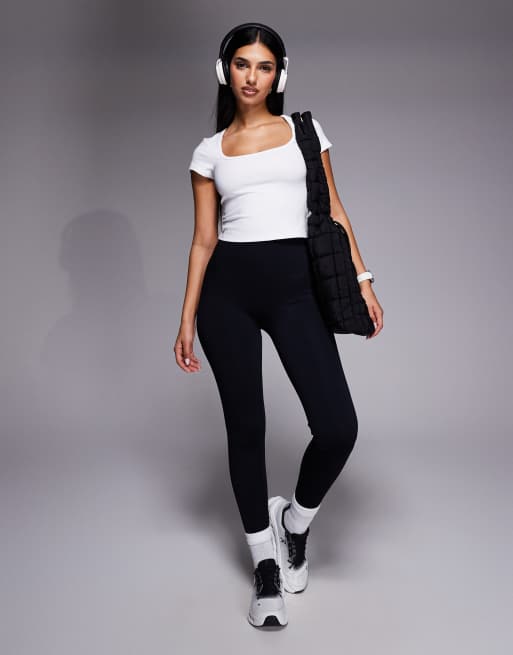 Top deportivo blanco con mangas de casquillo y cuello cuadrado de 4505, 4 de 4