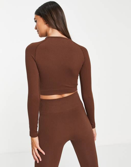 Top deportivo corto marrón chocolate de manga larga sin costuras de Urban Threads Tall, 2 de 4