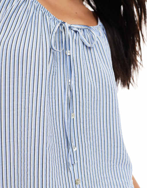 Top elegante a rayas azules de New Look, 3 de 4