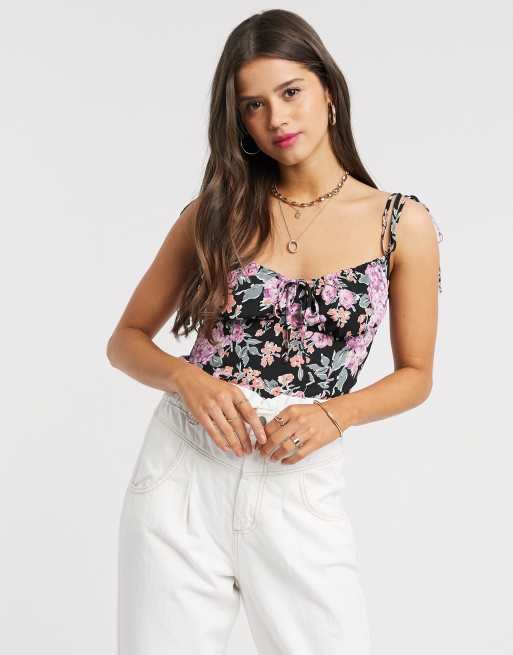 Top estilo camisola con detalle fruncido y diseño floral de Fashion Union
