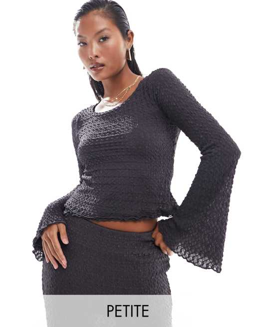 Top gris asfalto con mangas acampanadas de punto texturizado de Vero Moda Petite (parte de un conjunto)
