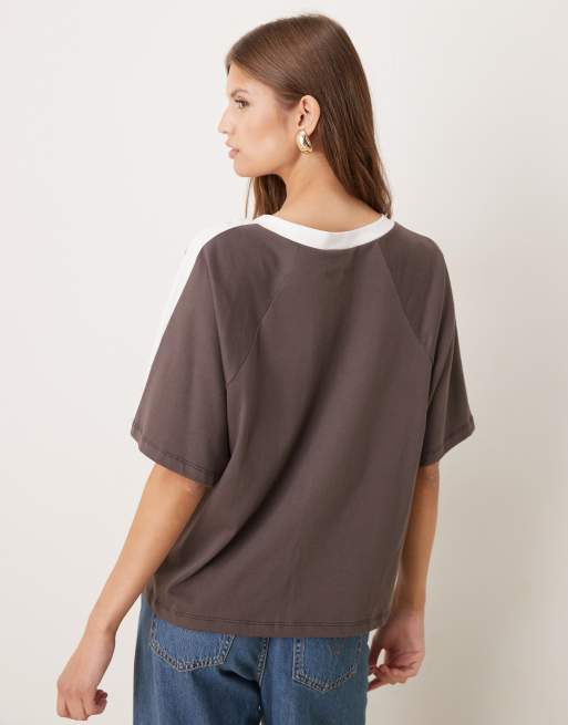 Top gris carbón con cuello de pico y ribetes color crema de ASOS DESIGN, 2 de 4
