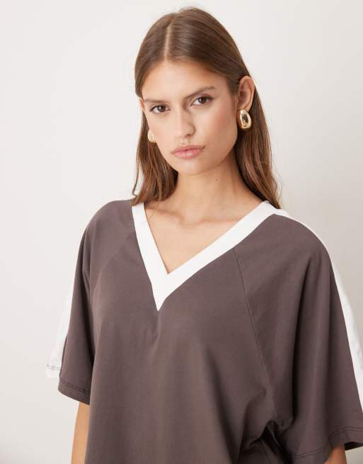 Top gris carbón con cuello de pico y ribetes color crema de ASOS DESIGN, 3 de 4