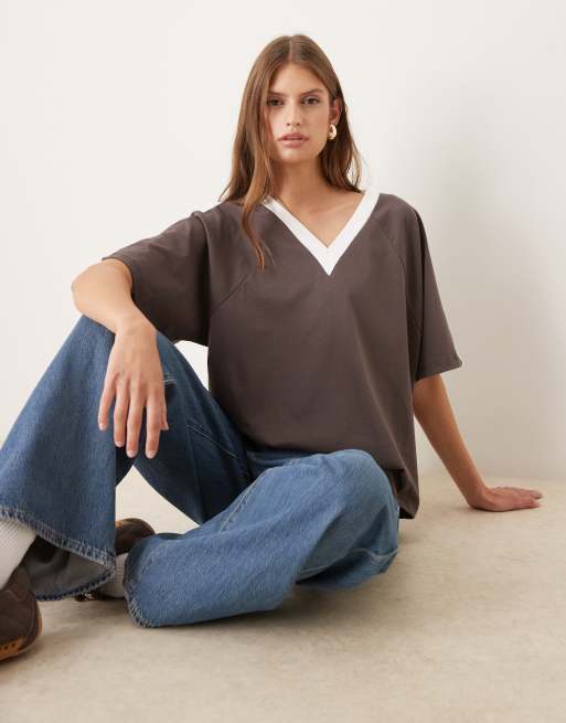 Top gris carbón con cuello de pico y ribetes color crema de ASOS DESIGN, 4 de 4
