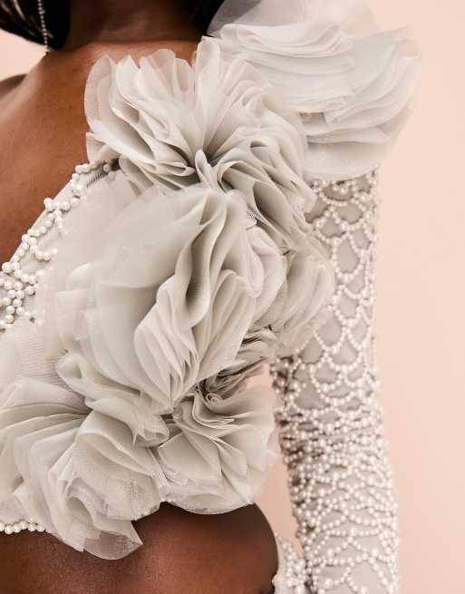 Top gris claro asimétrico con detalles florales y adornos de perlas de ASOS LUXE, 2 de 4
