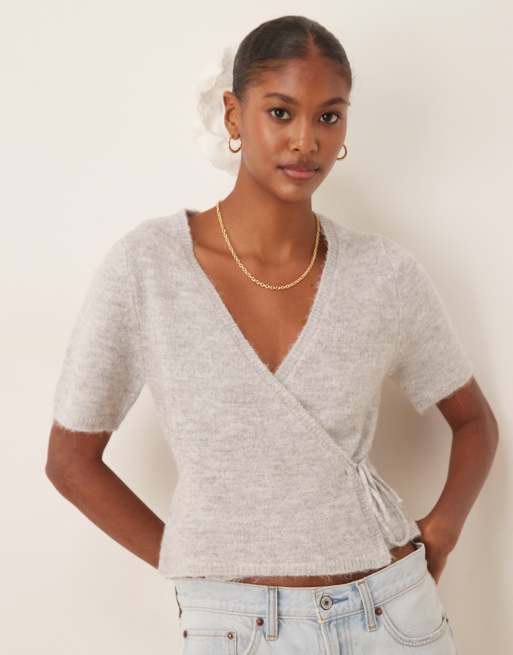 Top gris claro jaspeado de manga corta con parte delantera cruzada con lazada y cuello de pico de punto de lana de alpaca de Gina Tricot