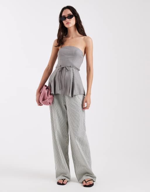 Top gris con escote palabra de honor y lazada delantera Lucy de Laagam, 2 de 4