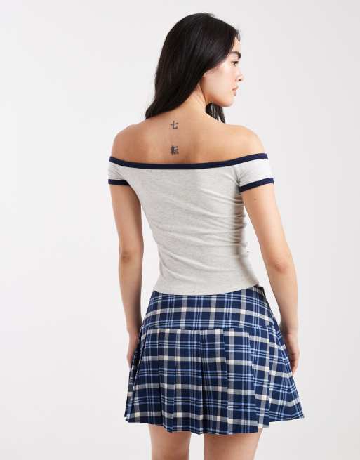 Top gris con estampado gráfico y escote Bardot de Hollister, 4 de 4