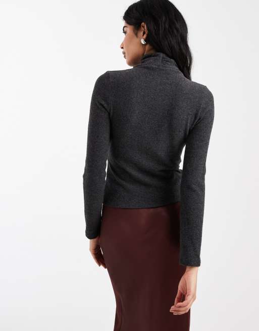 Top gris de manga larga con detalle de fular de tejido muy suave de ASOS DESIGN, 4 de 4