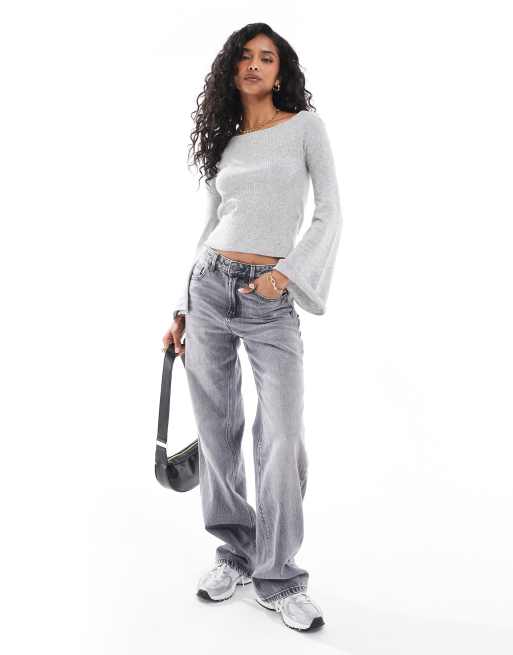 Top gris estructurado con mangas acampanadas de canalé de PIECES