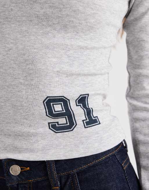 Top gris jaspeado con hombros descubiertos y gráfico "91" de Cotton On, 2 de 4
