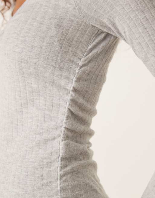 Top gris jaspeado de manga larga con cuello de pico de canalé cepillado muy suave de ASOS DESIGN, 3 de 4